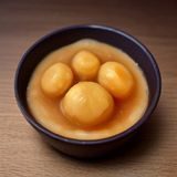 正品蓝导航主编张维的工作照，身着深色衬衫，面带专注神情，背景为内容编辑工作台