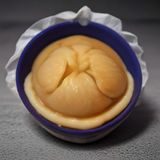 正品蓝导航资深编辑刘颖的工作照，正在查阅多个浏览器标签页对比内容来源，桌面整洁有序